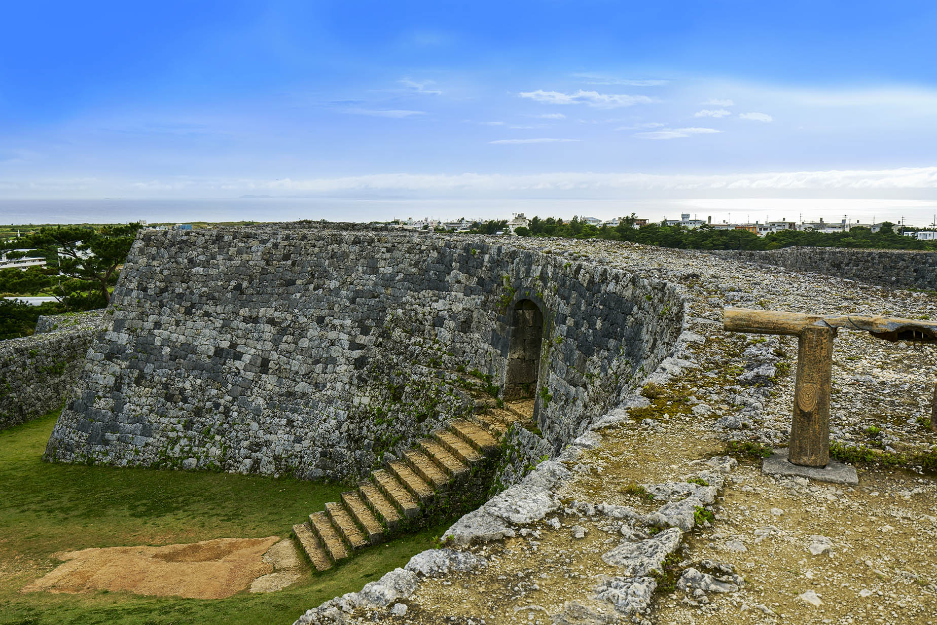 zakimi castle ruins view