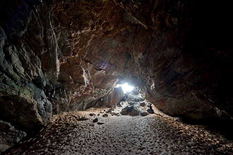 伊平屋島的籠屋洞穴