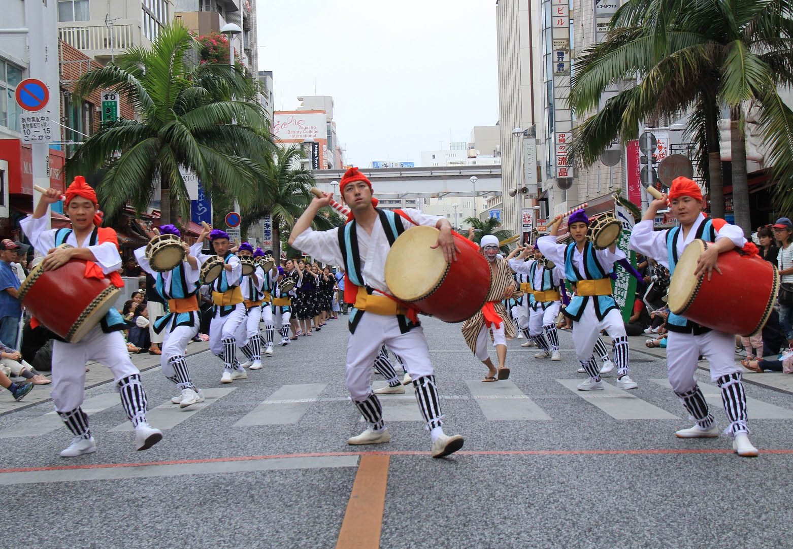 ev151_03_eisa-dancers-parade