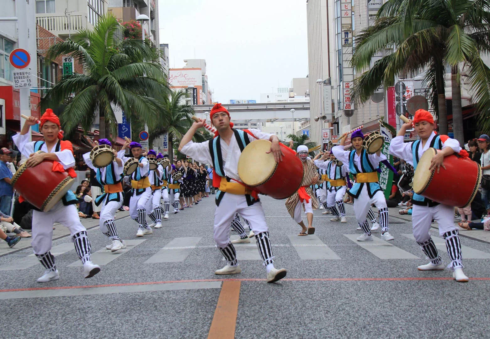 eisa dancers parade
