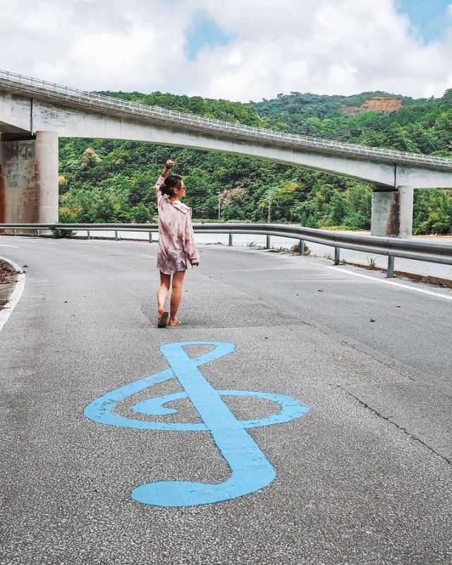 .
Located in Futami, Nago City is "Melody Road" where you can listen to the Okinawan folk song "Futami Jowa" while driving. The road on Route 331 in Futami Ward, Nago City, has grooves carved into it, which play a melody with the sound of your tires. Save it for your next trip & follow @visitokinawajapan ❤️
📍：Melody Road - Futami Jowa (Okinawan folk song)
📷: @meeeeeg416xx
Thank you very much for the wonderful photo!

名護二見にはドライブしながら、沖縄民謡「二見情話」を聴ける「メロディロード」があります。名護市ニ見区の国道331号線の道に溝が削られていて、タイヤの音でメロディーを奏でます。次回の旅の参考に、保存＆ @visitokinawajapan フォローしてね❤️

名護二見有一條「旋律之路」，可以一邊開車一邊聽沖繩當地的民謠「二見情話」。名護市新見區國道 331 號的公路上有許多凹槽，當車子行駛經過時會讓輪胎產生震動，奏出美妙的旋律。歡迎保存下來並追蹤 @visitokinawajapan 作為您下次旅行的參考❤️

나고 후타미에는 드라이브 하면서 오키나와 민요 「후타미정화」를 들을 수 있는 「멜로디 로드」가 있습니다. 나고시 후타미구의 국도 331호선의 도로에 홈이 파여 있고 타이어 소리로 멜로디를 연주합니다. 다음 여행때 참고로, 저장&@visitokinawajapan 팔로우 해주세요❤️

We at OCVB introduce information about Okinawa.
Follow @visitokinawajapan for trip ideas and inspiration!
Add tags #visitokinawa / #beokinawa so we may repost your pics! 

#自駕遊 #drive #드라이브 #日本自由行 #explorejapan #japanlife #japanfocus #japan_vacations #japantravel #japan #japanstagram #traveltojapan #okinawa #doyoutravel #japan_of_insta #passportready #japantrip #traveldestination #okinawajapan #okinawatrip #沖縄 #沖繩 #絕景 #오키나와 #旅行 #여행 #打卡 #여행스타그램