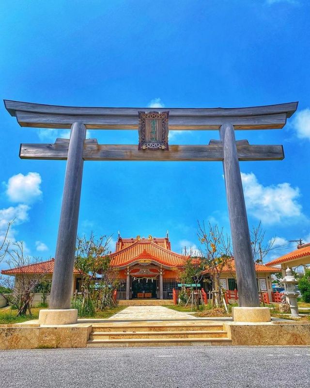 .
Did you know that the southernmost shrine in Japan is Miyako-jinja Shrine, located in Miyakojima City? Its colorful vermilion roof exudes a tropical ambiance✨

*In order to protect the health of visitors and Okinawan residents, please be considerate and check the latest information on each island when traveling to the islands.
📍：Miyako-jinja Shrine
📷: megumi5312
Thank you very much for the wonderful photo!

知っていますか？日本の最も南にある神社は宮古島市にある宮古神社です。色鮮やかな朱色の屋根は南国の雰囲気を感じられますよ✨

※訪れる皆様並びに県民の健康を守るため、離島渡航検討の際には各島の最新情報を確認して、思いやりある行動をお願いします。

你知道嗎？日本最南端的神社是位於宮古島市的宮古神社，鮮豔的朱紅色屋頂帶有南國的氛圍，相當地特別✨

※為了守護遊客以及沖繩縣當地民眾的健康，前往沖繩離島前，請先確認各個島嶼的最新資訊，再決定是否要出發前往。

혹시 아시나요? 일본의 가장 남쪽에 있는 신사는 미야코지마 시에 있는 미야코진자 신사입니다. 화려한 주홍색 지붕에서 남국의 분위기를 느낄 수 있어요✨

※방문하시는 여러분과 오키나와현민의 건강을 지키기 위해, 외딴섬에 방문을 검토하시는 분은 각 섬의 최신 정보를 확인하시고, 배려있는 행동을 부탁드리겠습니다.

We at OCVB introduce information about Okinawa.
Follow @visitokinawajapan for trip ideas and inspiration!
Add tags #visitokinawa / #beokinawa so we may repost your pics! 

#宮古島 #hiddentreasures #私房景點 #自駕遊 #힐링여행 #explorejapan #japanlife #japanfocus #japan_vacations #japantravel #japan #japanphoto #japanphotography #lifeinjapan #japanlove #japanview #japan_of_insta #japantrip #okinawajapan #okinawatrip #沖縄 #沖繩 #絕景 #오키나와 #旅行 #여행 #打卡 #여행스타그램