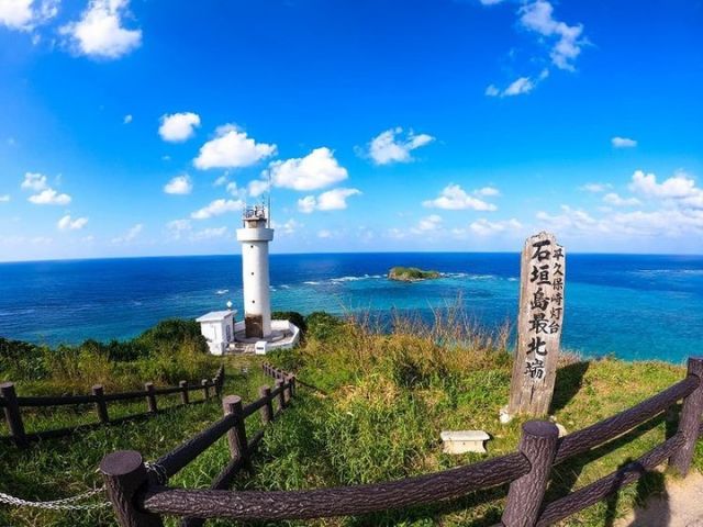 .
Hirakubosaki Lighthouse is located in the northernmost part of Ishigaki Island. From the lighthouse, you can see a spectacular view of the Pacific Ocean on your right and the East China Sea on your left.
*In order to protect the health of visitors and Okinawan residents, please be considerate and check the latest information on each island when traveling to the islands.
📍：Hirakubosaki Lighthouse
📷: @kumi0517xx
Thank you very much for the wonderful photo!

石垣島の最も北に位置する平久保崎灯台。灯台からは、右手に太平洋、左手に東シナ海という絶景が広がります。
※訪れる皆様並びに県民の健康を守るため、離島渡航検討の際には各島の最新情報を確認して、思いやりある行動をお願いします。

平久保崎燈塔位於石垣島最北端。從燈塔的方面看過去，右邊是太平洋，左邊則是東支那海，遼闊的絕景在眼前延展開來。
※為了守護遊客以及沖繩縣當地民眾的健康，前往沖繩離島前，請先確認各個島嶼的最新資訊，再決定是否要出發前往。

이시가키지마의 가장 북쪽에 위치한 히라쿠보사키 등대. 등대에서는 오른쪽에 태평양, 왼쪽에 동중국해라는 절경이 펼쳐집니다.
※방문하시는 여러분과 오키나와현민의 건강을 지키기 위해, 외딴섬에 방문을 검토하시는 분은 각 섬의 최신 정보를 확인하시고, 배려있는 행동을 부탁드리겠습니다.

We at OCVB introduce information about Okinawa.
Follow @visitokinawajapan for trip ideas and inspiration!
Add tags #visitokinawa / #beokinawa so we may repost your pics! 

#landscapephotography #石垣島 #八重山諸島 #yaeyamaislands #八重山群島 #야에야마제도 #平久保崎灯台 #japan_vacations #japan_bestpic_ #japan #japanstagram #traveltojapan #okinawa #doyoutravel #japan_of_insta #passportready #japantrip #traveldestination #okinawajapan #okinawatrip #沖縄 #沖繩 #絕景 #오키나와 #旅行 #여행 #打卡 #여행스타그램