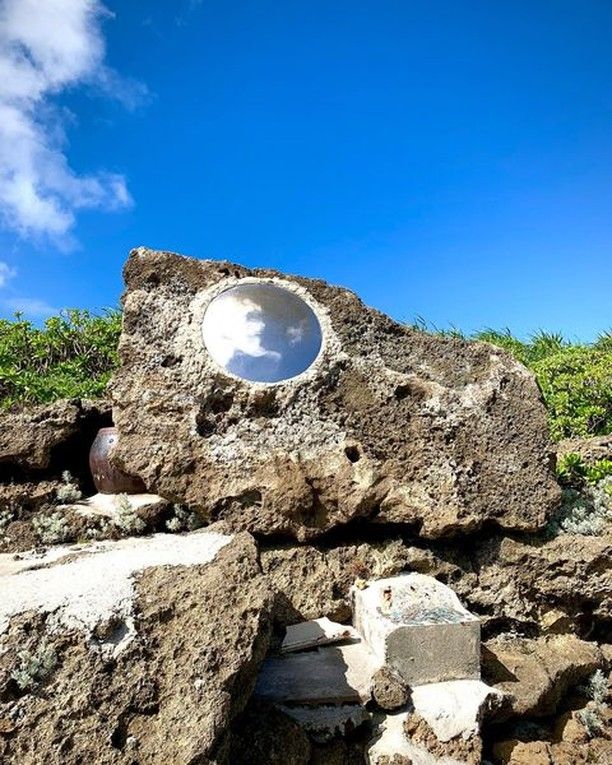 .
Ikei Island is reachable by car from the main island of Okinawa. In the south of the island lies Senana Utaki, a large rock with a mirror embedded in it. Looking at the ocean from this spot, you can feel its magical vibes.
📍：Senana Utaki
📷: @sa_ku_ra_227
Thank you very much for the wonderful photo!

沖縄本島から車でアクセスできる伊計島。島の南には、大きな岩に鏡が埋め込まれた「セーナナー御嶽」があります。そこから海を眺めてみると、神秘的な雰囲気が感じられます。

從沖繩本島可以開車前往伊計島。來到島嶼南部的「Senana御嶽」能欣賞到嵌入鏡子的巨石，充滿了神秘的氛圍。從這邊眺望的大海景色也相當令人動容。

오키나와 본섬에서 차로 접근할 수 있는 이케이 섬. 섬의 남쪽에는 큰 바위에 거울이 박힌 「세나나 우타키」가 있습니다. 그곳에서 바다를 바라보면 신비로운 분위기가 느껴집니다.

We at OCVB introduce information about Okinawa.
Follow @visitokinawajapan for trip ideas and inspiration!
Add tags #visitokinawa / #beokinawa so we may repost your pics! 

#hiddentreasures #私房景點 #自駕遊 #힐링여행 #explorejapan #japanlife #japanfocus #japan_vacations #japantravel #japan #travelgram #instatravel #okinawa #doyoutravel #japan_of_insta #passportready #japantrip #traveldestination #okinawajapan #okinawatrip #沖縄 #沖繩 #絕景 #오키나와 #旅行 #여행 #打卡 #여행스타그램