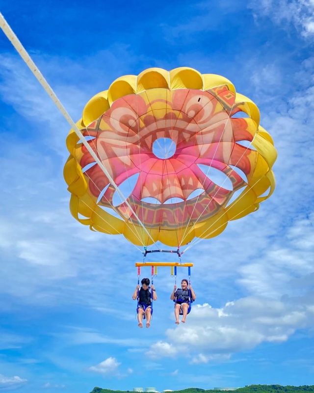 Is that a Shisa in the sky?! At @blue_lagoon_okinawa, you can have fun parasailing over the calm turquoise waters, with a huge Shisa-patterned parasail billowing behind you. This exhilarating activity will make you feel like you’re flying above the endless ocean!🏖🌊

漂浮在空中的是風獅爺嗎！？在blue_ lagoon_ okinawa，您可以在平靜的青綠色海面上，邊讓繪有風獅爺圖案的巨大滑翔傘在背上飄揚，邊享受滑翔傘的樂趣。這是一項宛如飛翔在無邊無際大海上般的暢快活動！🏖🌊。

하늘을 나는 "시사"!? blue_lagoon_okinawa에서는 코발트블루의 잔잔한 바다 위에서 거대한 시사 디자인 패러세일을 휘날리며 즐거운 패러세일링을 체험해보실 수 있습니다. 한없이 펼쳐지는 바다 위를 날아다니는 듯한 상쾌한 체험을 해보실 수 있습니다! 🏖🌊

#visitokinawa #okinawatrip #okinawaphoto #okinawajapan #japaneseislands #japantravel #japan #explorejapan #discoverjapan #visitjapan #japantrip #japanphoto #japantourism #okinawa  #bluelagoonokinawa #parasailing #shisa #沖縄 #沖縄観光 #沖繩 #シーサーパラセーリング #오키나와 #旅行 #여행 #打卡 #여행스타그램