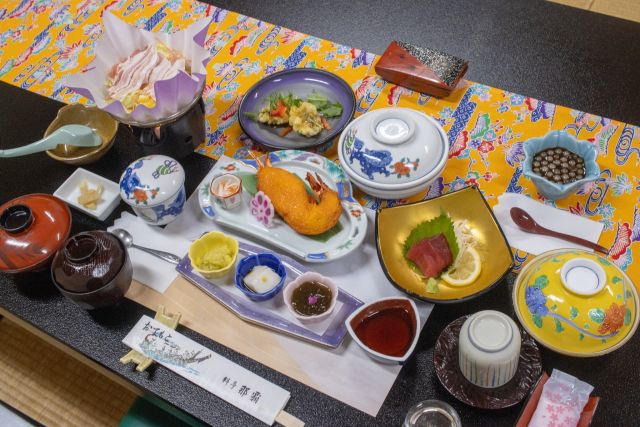Ryotei Naha is a facility where you can experience both the culture and culinary of Okinawa at the same time!🤩 
 
Boasting both private rooms and large halls, you will get to witness graceful traditional Rykyuan dances as well as original performances curated by Ryotei Naha, all while tasting a selection of fine Okinawan cuisines😋 

#japan #okinawa #visitokinawa #okinawajapan #discoverjapan #japantravel #okinawaculture #okinawadance  #okinawatradition #okinawadelicacies #okinawaexperience