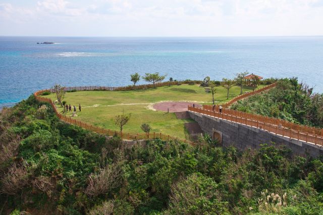 Take in the sight of the boundless Pacific Ocean🌊, beautiful Kudaka and Komaka Island as you take a stroll along the promenade of Cape Chinen Park. 

Stop by the pavilion with the traditional red tiled roof for a rest, and continue your adventure in Okinawa to the nearby sightseeing spots which include Niraikanai Bridge and Sefa Utaki!

#japan #okinawa #visitokinawa #okinawajapan #discoverjapan #japantravel #okinawapark #okinawascenery #okinawasightseeing #capechinen