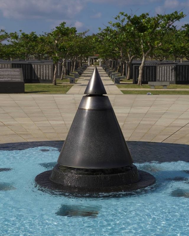 ---------------------------------------
6月23日是沖繩戰役結束之日，訂為沖繩慰靈日。
在第二次世界大戰中具決定性的一役——沖繩戰役，數以萬計的人，包含平民在戰爭中失去性命，直到1945的6月才結束。

和平紀念公園的設立是為了促進世界和平，紀念在沖繩戰役中喪生的不同國籍的平民和士兵。沖繩縣和平祈念資料館現場介紹了關於沖繩戰役的歷史和情況，並追朔了戰後重建的沖繩縣。每年的6月23日，和平紀念公園內都會舉辦追悼會。

瀏覽一些相關網站可以了解更多關於沖繩歷史。

---------------------------------------