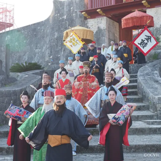 11月3日的文化日將舉辦琉球王朝祭典首里「古式行列」！ 　
從首里城公園內開始，這個遊行活動將一路進行到龍潭通的本次活動，是重現琉球王朝時代，國王為了祈求國家安泰和五穀豐登，巡遊三座寺廟的儀式。 　
琉球王朝祭典首里是那霸市的三大祭典之一，活動以國王和王妃為中心，銅鑼和鼓聲響徹四方，您將瞬間被帶入王朝時代的首里風情☺圖片是過去祭典的場景。 　
此外，為了助興，各自治會的旗頭與祝賀遊行也會一同舉行👏 　
11/2～11/4是首里城復興祭期間，為期三天，首里城公園內將舉行各式各樣的活動。當天還會實施交通管制，請注意周邊的道路狀況。 

■琉球王朝祭典首里「古式行列」 
【時間】11月3日（星期日）（文化日）
【地點】
「古式行列」12：50～（首里城公園～鳥堀十字路口） 
「祝賀遊行」13：30～（池端三岔路～鳥堀十字路口） 

■琉球王朝繪卷行列
【時間】11月2日（星期六）12:30～14：30 
【地點】國際通 

■交通管制 
11/2（星期六）12：00～15：00　國際通 
11/3（星期日）12：30～18：00　山川十字路口～池端十字路口 　　　　　
　　　　　　  12：30～20：00　池端十字路口～鳥堀十字路口 
※當天無法使用首里城公園的停車場。 　
請使用公共交通工具或免費的接駁巴士。 

詳情請參閱首里城公園官方網站↓
 https://oki-park.jp 

#首里城復興祭
#古式行列
#琉球王朝祭典首里
#歷史繪卷
#遊行
#文化日
#首里城
#那霸三大祭典
#祭典
#活動
#那霸市
#觀光
#沖繩
#那霸
#那霸觀光
#naha
#okinawa