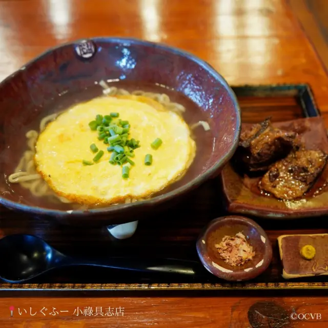 👍️沖繩麵(Okinawa Soba)
沖繩的傳統代表性麵食一口氣介紹8家！滿足您對碳水的渴望！🍜

🍜 いしぐふー 小祿具志店
📍沖縄県那覇市具志3-21-5
被稱為“初代沖繩麵王”。
從盤子到食物均為手工製作完成，整體氛圍溫馨
👍️：炙烤豬軟骨麵

🍜 沖繩麵專門店—南部そば（soba）
📍地址： 沖縄県糸満市潮崎町3-2-2
自製的生麵條口感順滑且有嚼勁，配上㊙️製醬汁慢燉而來的豬蹄，超美味!
👍️：南部そば（soba）

🍜 高江州そば（soba）
📍沖縄県浦添市伊祖3-36-1
誕生於1969年的老店，以份「豆花麵」而聞名。
豆花搭配清淡的湯底，味道清爽。
👍️：豆花麵

🍜 OKINAWA SOBA EIBUN
📍沖縄県那覇市壺屋1丁目5-14
除了經典的沖繩麵，有多種創新風格的沖繩麵，
可搭配店裡的多種調料食用喔～！
👍️：滿滿香菜的牛肉豆芽麵

🍜沖繩貝出汁面 キセキ（kiseki）浦添本店
📍沖縄県浦添市仲間3-22-5(102)
貝類熬出的高湯和豬骨湯搭配而成的沖繩麵，解鎖沖繩麵的創新吃法。
👍️：沖繩貝出汁麵

🍜 前田食堂
📍沖縄県大宜味村津波 985
堆滿了肉和蔬菜的牛肉麵，份量超多，飽飽的！
👍️：牛肉そば（soba）

🍜 首里そば（soba）
📍沖縄県那覇市首里赤田町１丁目７
從さくら（sakura）屋繼承了傳統製麵手藝的店主開設了這家店。
👍️：首里そば（soba）

🍜 沖繩海菜麵  くんなとぅ（Kunnatū）
📍沖縄県南城市玉城志堅原460-2
沖繩海菜（もずく），營養價值高且熱量低。
濃郁又清爽的湯底～
👍️：海藻（もずく）蔬菜定食套餐

✅請查收完整的美食攻略指南！
來沖繩旅遊的朋友一定不要錯過哦！

#推薦餐廳
#今天吃什麼
#沖縄
#沖縄生活
#沖縄旅行
#日本沖縄
#沖縄料理
#沖縄必看
#沖繩麵
#美食
#寶藏小店推薦
#國際通美食
#在日本吃什麼
#日本
#日本旅行