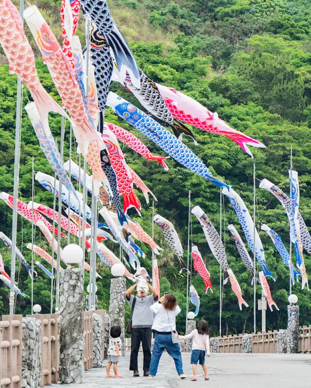 🎏在沖繩的天空中悠遊的魚⁉️「兒童節」

5月5日是日本兒童節，掛上鯉魚旗，象徵著「希望孩子能夠克服任何困難，成長茁壯」的祝福。

在沖繩縣名護市的羽地水庫鯉魚旗祭（2025年5月4日（日）～5月5日（一））期間，將能看到約500條鯉魚旗在天空中隨風飄揚的壯觀景象🎏

#鯉魚旗 #兒童節 #日本祭典 #日本習俗 #沖縄 #沖縄旅行 #春季旅遊 #沖繩自由行 #沖繩觀光 #VisitOkinawa #OkinawaTrip #JapanCulture