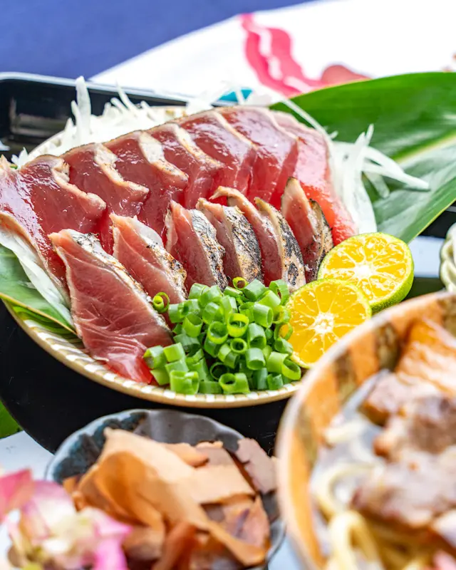 🐟沖繩美食的秘密武器！本部町的鰹魚
擁有超過100年歷史的鰹魚漁業在沖繩本部町超有名！
新鮮的鰹魚，當地人最愛生吃，無論是刺身還是燒烤鰹魚都超好吃😋
還有在沖繩的飲食文化裡，鰹魚高湯被廣泛運用於各種料理，可是讓料理更香濃、不可或缺的秘密武器👍

現在正是鰹魚的產季！快來品嚐超鮮美的鰹魚吧🥢

#鰹魚 #沖繩蕎麥麵 #沖繩美食 #熱騰騰美食 #美食推薦 #沖縄 #沖縄旅行 #沖繩自由行 #沖繩觀光 #VisitOkinawa #OkinawaTrip #Okinawa #Japan