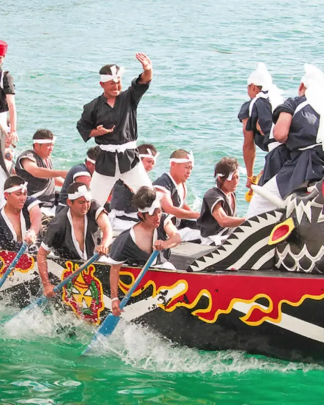 🚣‍♂️沖繩初夏的代表性活動，震撼人心的「龍舟賽」（Hari）！🚣‍♂️
船槳劃水的聲音、響徹四方的太鼓與吆喝聲、岸邊熱烈的加油聲。
沖繩的初夏祭典「龍舟賽」（Hari）是一場充滿活力的傳統活動，為了祈求航海平安與漁獲豐收。

想要親身體驗龍舟的人，千萬別錯過那霸龍舟賽的活動喔！

#龍舟賽 #熱門活動 #沖繩活動 #沖繩習俗 #沖縄 #沖縄旅行 #沖繩自由行 #沖繩觀光 #日本祭典 #VisitOkinawa #OkinawaTrip #OkinawanCulture #Okinawa #Japan