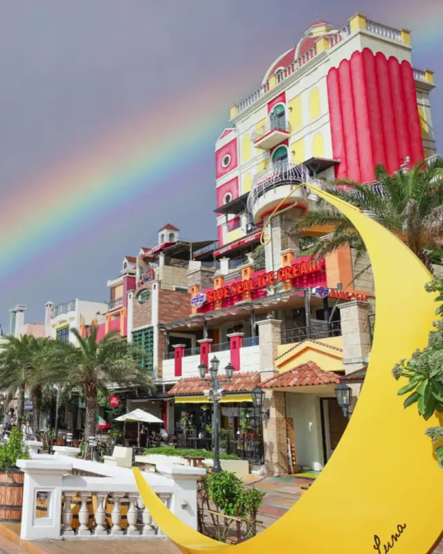 雨天也好玩！沖繩的梅雨之旅☔
沖繩的梅雨季節，通常從5月10日左右持續到6月23日☔ 雖然天氣悶熱潮濕，但像熱帶驟雨一樣的雨勢過後，天空經常會放晴🌦
即使是陰天，紫外線也很強，所以別忘了攜帶薄外套🧥
在濕潤舒適的空氣中，來享受一下不同風情的沖繩吧🌿

#沖繩景點 #商店街 #有屋簷的商店街 #梅雨 #iias沖繩豐崎 #美濱美國村 #沖繩美麗海水族館 #沖繩縣立博物館和美術館 #沖縄旅行 #沖繩自由行 #沖繩觀光 #沖繩旅遊 #沖繩旅行指南 #日本旅遊 #深度旅遊 #深度遊 #沖繩景點推薦 #VisitOkinawa #OkinawaTrip #Okinawa #Japan