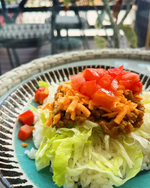 大家都超愛的沖繩代表美食「塔可飯（Taco Rice）」🌮
塔可肉醬 × 起司 × 白飯的完美組合，絕對讓你一吃就上癮😋
這道超有魅力的在地料理，其實是美國文化與沖繩風味融合而誕生的獨特美食🇺🇸🇯🇵

從在地的食堂到時尚的咖啡廳，各種風格的塔可飯等你來品嚐✨

@divingshopryo  感謝提供美照！

#塔可飯 #塔可 #Tacorice #必吃美食 #沖繩美食 #熱騰騰美食 #美食推薦 #沖縄 #沖縄旅行 #沖繩自由行 #沖繩觀光 #VisitOkinawa #OkinawaTrip #Okinawa #Japan