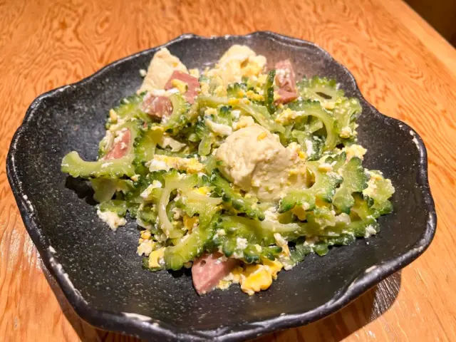 沖繩招牌家常菜🥢「沖繩苦瓜雜炒（Goya Chanpuru）」🍳
這是一道用有苦味的苦瓜跟島豆腐、蛋一起拌炒，作法簡單卻味道富有層次的料理😋
富含適合預防夏季疲勞的維他命C☀️
是適合任何時候品嚐的招牌菜色，在餐廳裡也相當受歡迎！

也很推薦當旅行時的午餐🍽️

@joeyce077 感謝提供美照！

#沖繩料理 #苦瓜 #炒苦瓜 #美食推薦 #沖繩美食 #沖縄 #沖縄旅行 #沖繩自由行 #沖繩觀光 #VisitOkinawa #OkinawaTrip #Okinawa #Japan #Gourmets