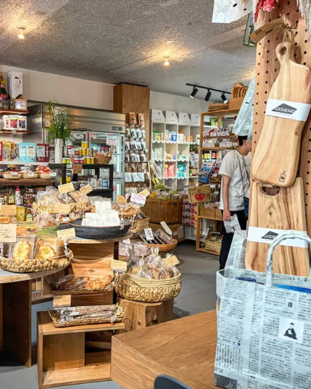 在那霸巷弄中相遇的特別便利店🛍️
「松尾芭商」是一間販售有機食品、沖繩調味料、
陶器等精選商品的在地風格小店✨
使用報紙製成的購物袋等環保巧思，也是一大特色♻️
不妨在挑選一件只有這裡才有的專屬小物，留下難忘回憶吧！

松尾芭商
@matsuobasho.okinawa 
10:00〜18:00（週日休息）
沖繩縣那霸市松尾2-1932
MAP CODE：33 157 021*36

#沖繩必買 #必買推薦 #沖縄 #沖縄旅行 #沖繩自由行 #沖繩觀光 #VisitOkinawa #OkinawaTrip #Okinawa #Japan