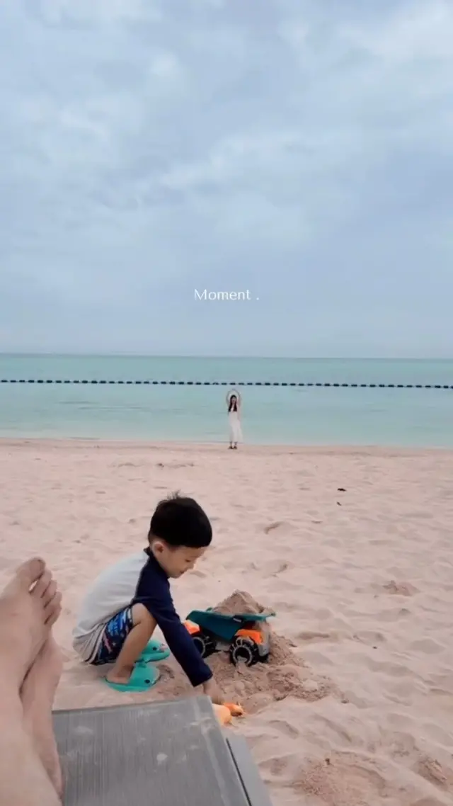 盡情享受沖繩的海灘夏日吧🏖️
沖繩的夏天，不只能戲水游泳，
也很推薦浮潛，或是在沙灘上放鬆度過悠閒時光🕶️

不過要注意，日照非常強烈，防中暑措施不可忽視！
海中也可能出現危險生物，務必提高警覺⚠️

記得遵守規則與禮儀，
才能安心又快樂地享受沖繩的夏日海灘🌴

@cc30945 謝謝你提供這麼棒的影片！

#熱帶海島 #浮潛 #沖繩景點 #沖繩美景 #沖繩景點推薦 #IG景點推薦 #沖縄 #沖縄旅行 #沖繩自由行 #沖繩觀光 #VisitOkinawa #OkinawaTrip #Okinawa #Japan #beachlove #snorkel #snorkeling #marineactivity