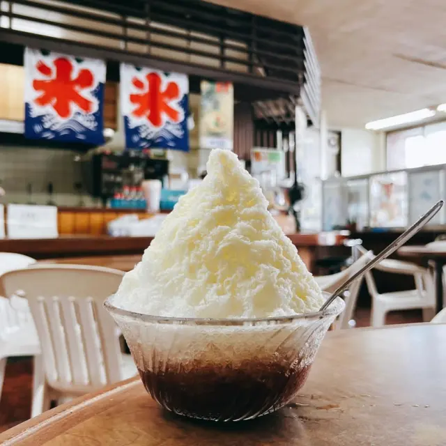 🍧說到沖繩的夏季甜點，就不能不提冰涼消暑的「沖繩風紅豆湯」🍧
以黑糖熬煮的金時豆為底，搭配剉冰，還有白玉和麻糬，口感豐富又飽足✨
推薦在吃完沖繩麵後來一碗，超級對味！

有些店家還會加入芒果或紫薯等沖繩特色食材，各有風味🍠🥭
是旅途中最適合拿來清涼解熱的一道甜品！

@slowlifeinokinawa 感謝提供美照！

#zenzai #沖繩刨冰 #刨冰 #必吃美食 #必吃甜點 #甜點推薦 #美食推薦 #沖繩美食 #沖繩好吃 #沖縄 #沖縄旅行 #沖繩自由行 #沖繩觀光 #VisitOkinawa #OkinawaTrip #Okinawa #Japan #japanesesweets  #sweetstagram