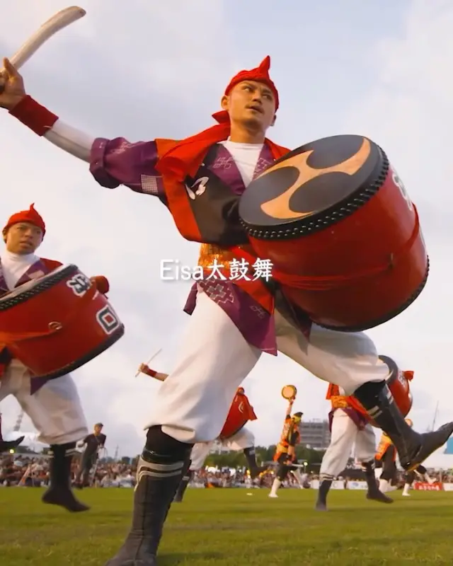 震撼人心的太鼓聲！充滿魄力的沖繩傳統文化「Eisa太鼓舞」🥁
Eisa 是為了迎接祖先而舉行的傳統盂蘭盆節儀式，充滿力量的舞蹈與鼓聲讓人目不轉睛🔥

繽紛的服裝與扮演滑稽角色的「京太郎」也是不容錯過的亮點🤹‍♂️
每年這個季節造訪沖繩，說不定能在街頭偶遇熱鬧的Eisa風景唷✨

#eisa #エイサー #沖繩傳統 #沖繩舞蹈 #太鼓舞祭 #沖繩表演藝術 #沖縄 #沖縄旅行 #沖繩自由行 #沖繩觀光 #VisitOkinawa #OkinawaTrip #Okinawa #Japan #familytrip