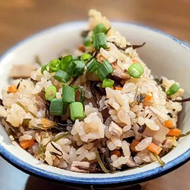 🍚沖繩的炊飯料理「ジューシー」✨
以豬高湯炊煮得蓬鬆香濃的沖繩家常味「ジューシー」🥢
食材的鮮味滲入米飯，一口就讓人心裡暖起來💛
和沖繩麵一起點是最經典的組合！

在旅途中，不妨用這份溫柔的味道療癒一下心靈🌈🍴

@okinawachaya_nakaya23111 感謝提供美照！

#ジューシー #じゅーしー #沖繩料理 #沖繩家庭料理 #炊飯料理 #必吃美食 #美食推薦 #沖繩美食 #沖縄 #沖縄旅行 #沖繩自由行 #沖繩觀光 #VisitOkinawa #OkinawaTrip #Okinawa #Japan #JushiRice #OkinawaFoodie #okinawasoulfoodjamnaha