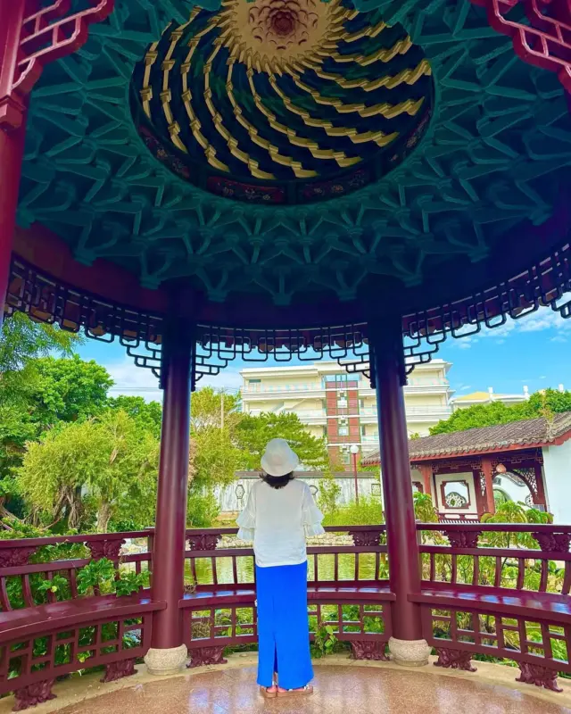 🏯那霸隱藏版療癒景點「福州園」🌿
在展現中國式庭園之美的靜謐空間裡，忘卻都市喧囂，放鬆身心😌✨
紅色拱橋、池水與涼亭交織出的景色，宛如電影中的一幕🎬
入園費只要200日圓，相當親民！不妨在那霸觀光途中順道造訪🚶‍♀️💕

@tama_chan_gram 謝謝你提供這麼棒的影片！

━━━━━━━ 設施資訊 ━━━━━━
✅ 福州園
營業時間：9:00～21:00（固定公休日：星期三）
費用：[09:00～18:00] 200日圓 / [18:00～21:00] 300日圓
地點：沖繩縣那霸市久米2-29-19（MAP CODE：33 156 609*06）
※學齡前兒童免費
━━━━━━━━━━━━━━━━━━

#福州園 #福州園林 #FukushuenGarden #日本自駕遊 #沖繩景點推薦 #沖繩景點 #沖縄 #沖縄旅行 #沖繩自由行 #沖繩觀光 #中国式庭園 #中式庭園 #ChineseGarden　#VisitOkinawa #OkinawaTrip #Okinawa #Japan #familytrip