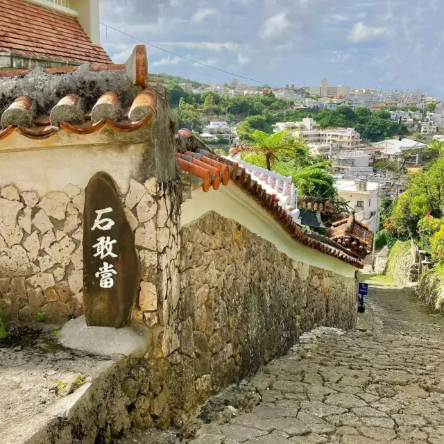 🏯 穿越琉球時光的首里金城町石板道✨
從首里城延伸而下的「日本道路100選」石板路，靜靜訴說著超過500年的歷史。由琉球石灰岩鋪成的古道，每走一步都能感受到古都的氣息。紅瓦古民家與神聖的大赤榕巨木相伴，漫步其中格外療癒🌿

在這條承載首里原風景的石板道上，享受一段充滿懷舊氛圍的悠閒散步吧🌺

@matu736 謝謝你提供這麼棒的影片！

#首里金城町石疊道 #沖繩觀光 #首里散步 #日本道路100選 #沖繩歷史之旅 #首里近郊 #琉球王國 #世界遺產 #那霸散策 #沖繩都市單軌電車 #沖繩歷史文化 #沖繩景點推薦 #沖繩景點 #沖縄 #沖縄旅行 #沖繩自由行 #沖繩觀光 #JapanTravel #VisitOkinawa #OkinawaTrip #Okinawa #Japan #familytrip