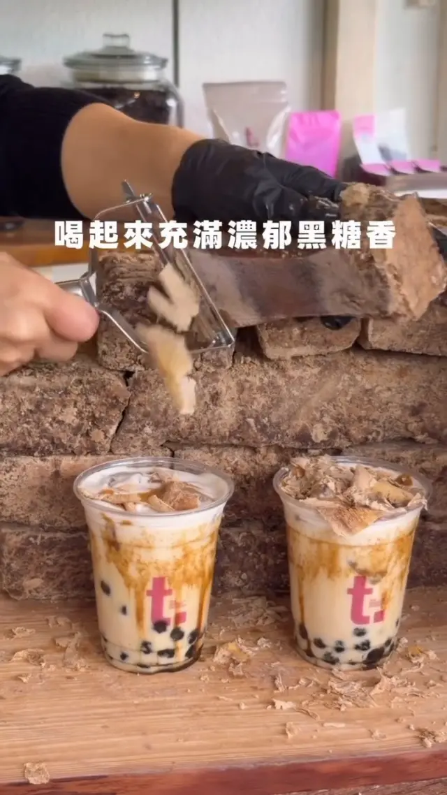 🍫 沖繩必買伴手禮「黑糖甜點」🍫
以甘蔗製成的沖繩黑糖，擁有濃郁深厚的甜味與豐富香氣，是沖繩代表性的特色風味✨
黑糖冰淇淋、黑糖善哉、黑糖麻花…等甜點種類多樣，每一口都能細細品味沖繩的獨特魅力🌺

無論作為伴手禮或犒賞自己的小點心都非常適合，是來沖繩不可錯過的經典甜點🛍️

@sillybaby.tw 謝謝你提供這麼棒的影片！

----------------------------------------------
📍Shinmei Coffee（Sinmay Coffee Okinawa）
@thesinmay
營業時間：10:00-16:30
地址：905-0415沖縄県国頭郡今帰仁村玉城292-2
營業時間：10:00-16:30
----------------------------------------------

#沖繩黑糖 #黑糖甜點 #沖繩甜食 #沖繩伴手禮 #美食推薦 #沖繩美食 #沖縄 #沖縄旅行 #沖繩自由行 #沖繩觀光 #健康食材 #VisitOkinawa #OkinawaTrip #Okinawa #Japan #Gourmets #OkinawaFood #OkinawaBrownSugar #KokutoSweets #OkinawaSweets #BrownSugarTreats